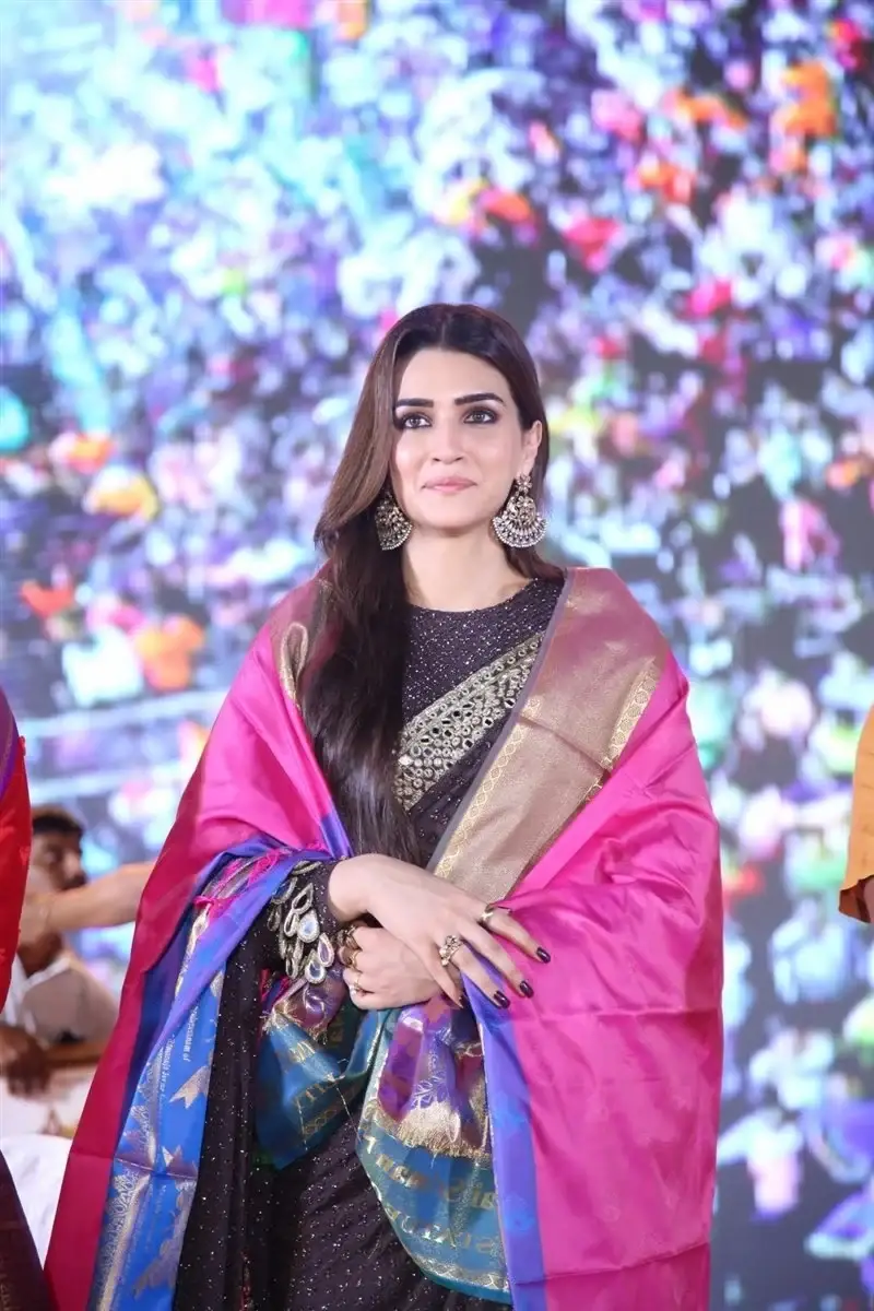 ACTRESS KRITI SANON IN BLACK SAREE AT ADIPURUSH MOVIE PRE RELEASE EVENT 24